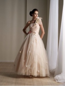 organza-and-satin-one-shoulder-strap-ball-gown-wedding-dress-with-fluffy-ruffled-skirt